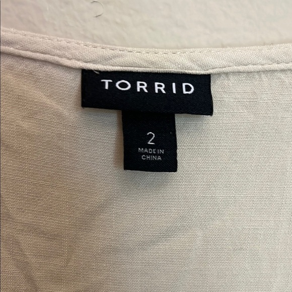 Torrid Tan and Cream Flutter Sleeve Blouse - Picture 2 of 5